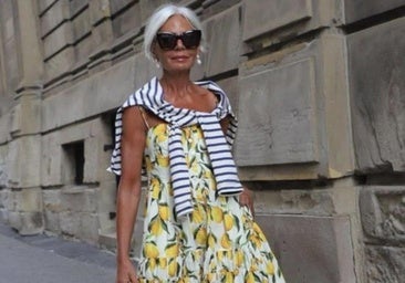 Influencer mayor de 50 con vestido estampado veraniego