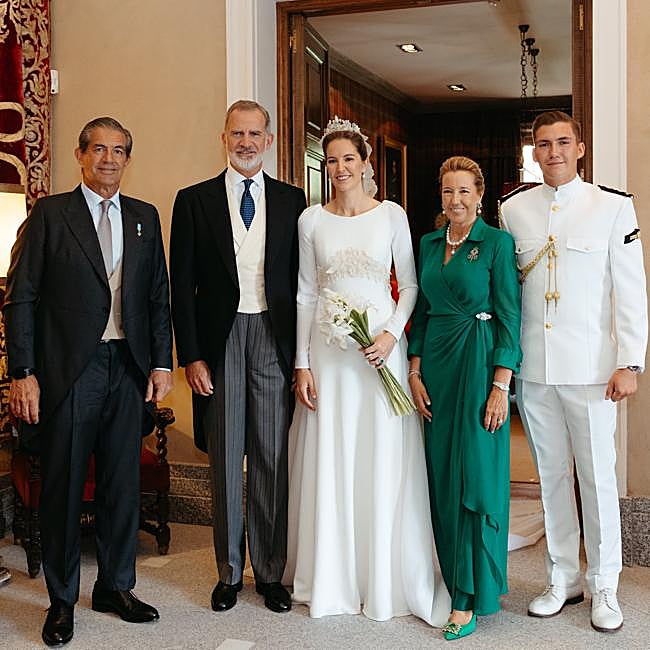 Victoria López-Quesada y Enrique Moreno de la Cova, el día de su boda junto a sus familiares y el rey Felipe.
