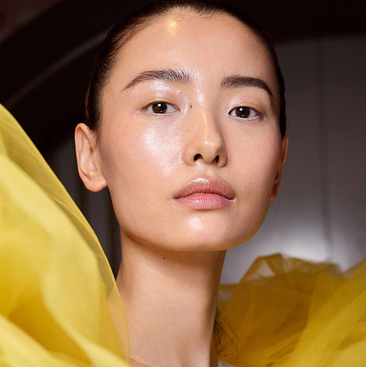 Modelo coreana con piel luminosa