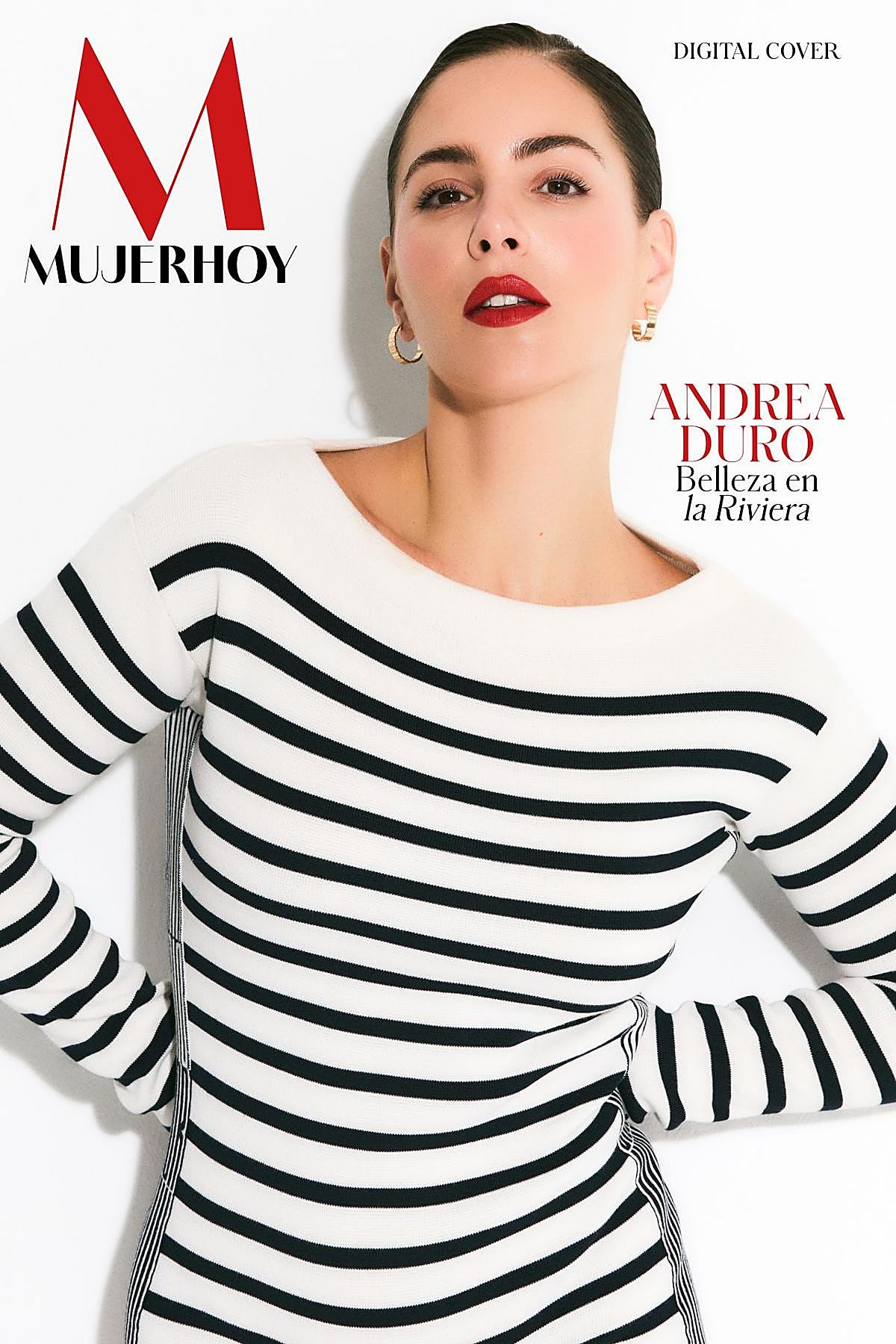 En nuestra digital cover, Andrea lleva mono de rayas de Dior y pendientes de oro de la colección GEM de Dior. En los labios, el rojo intenso se consigue con el mítico Rouge Dior en el tono 999.