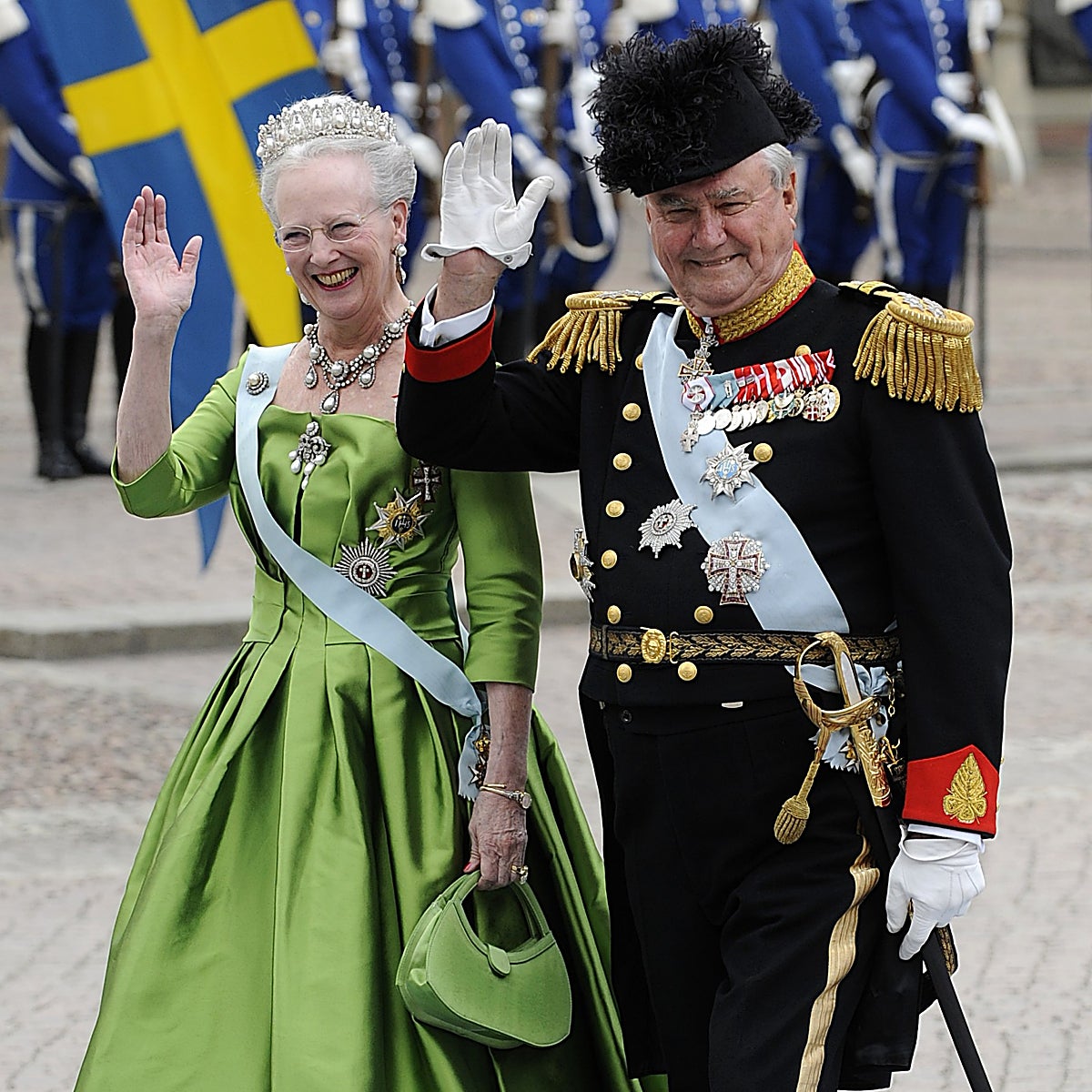 La reina Margarita y el príncipe Henrik en un la boda de Victoria de Suecia.