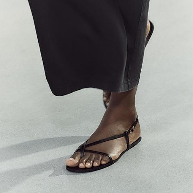 Sandalias planas de Zara (22,99 euros)