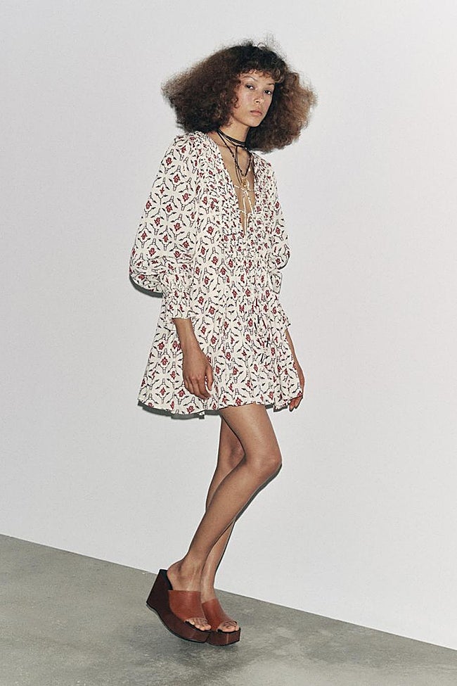 Vestido escote pico y lazadas.