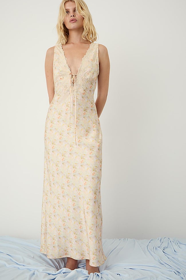 Vestido de flores y encaje.