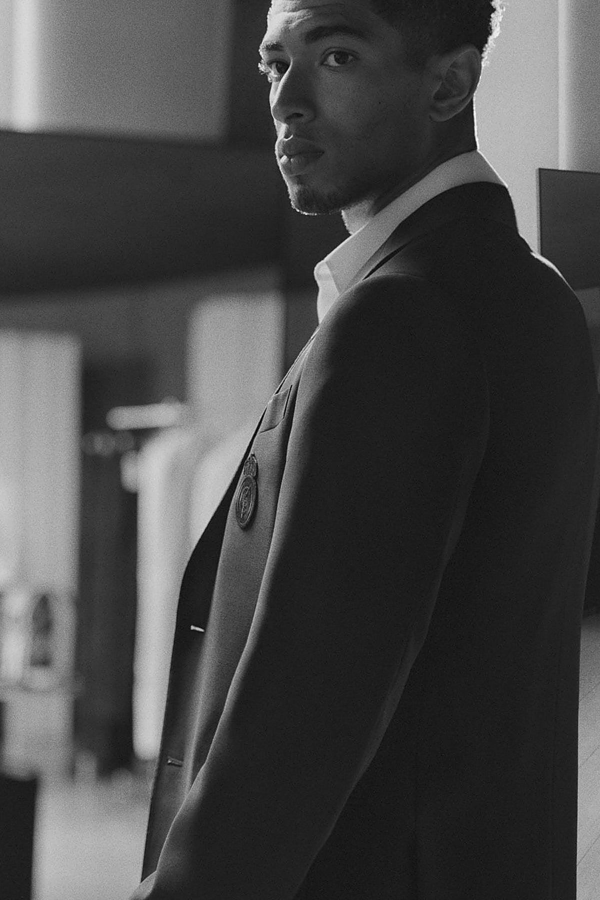 Bellingham posa con traje de Louis Vuitton.