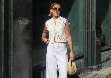 Influencer con chaleco bordado