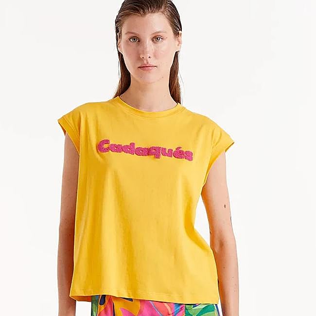 Camiseta amarilla de Compañía Fantástica, 22,95 euros.