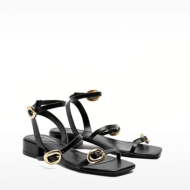 Sandalias de tacón en negro con hebillas de Parfois.