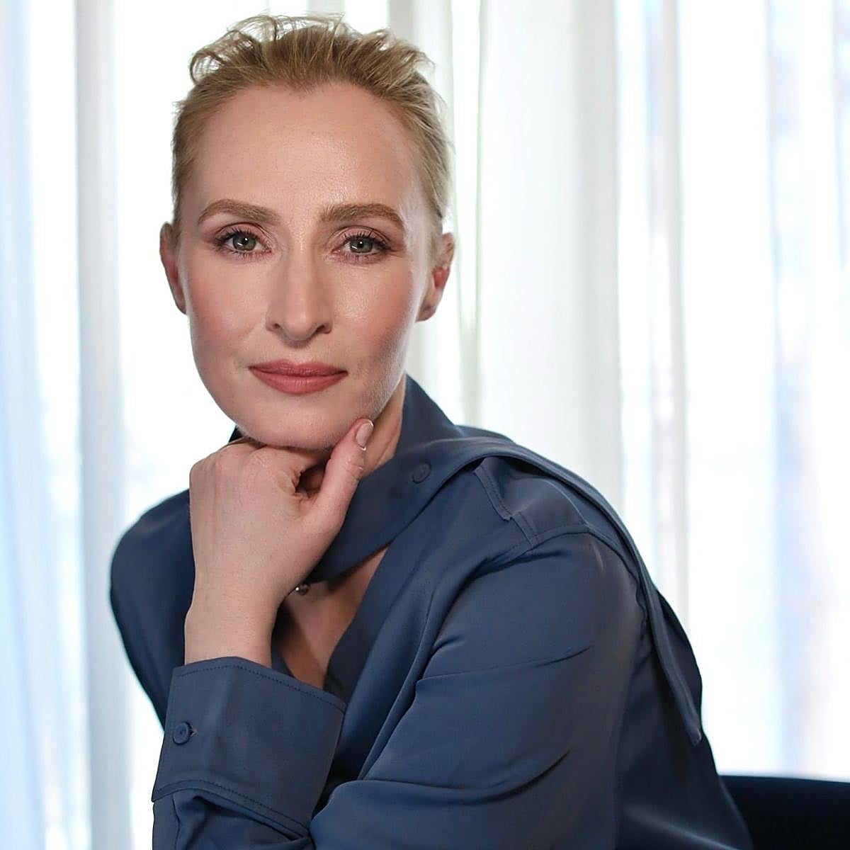 Mujer con maquillaje natural en piel madura