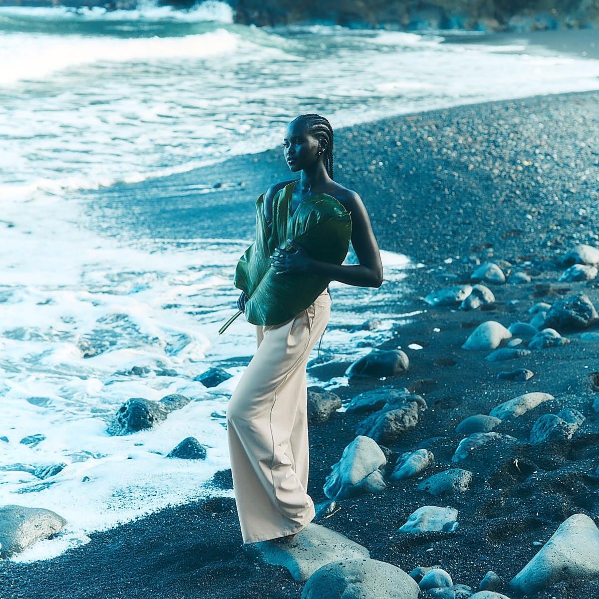 Mujer practicando la meditación en la playa.