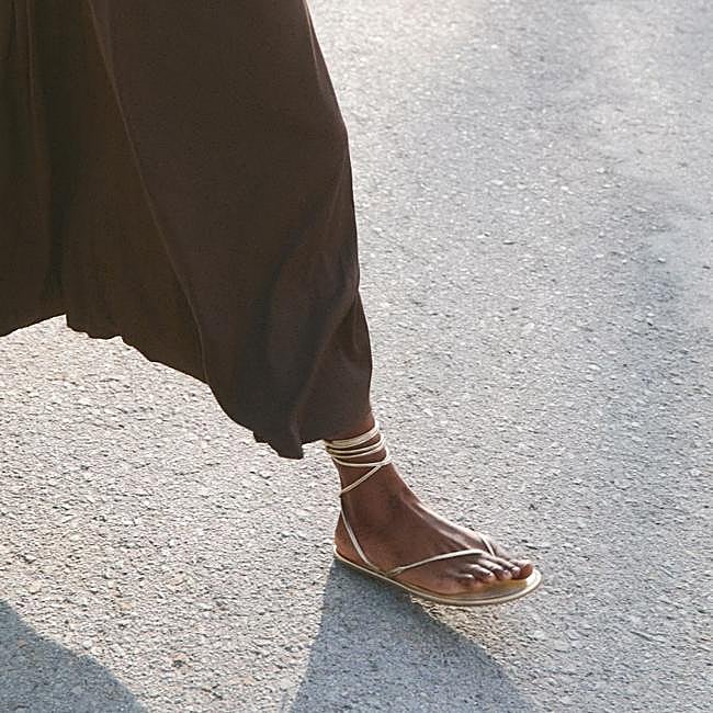 Sandalias doradas de Zara (35,99 euros)