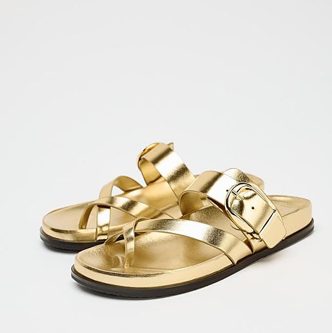 Sandalias doradas de Zara (35,99 euros)