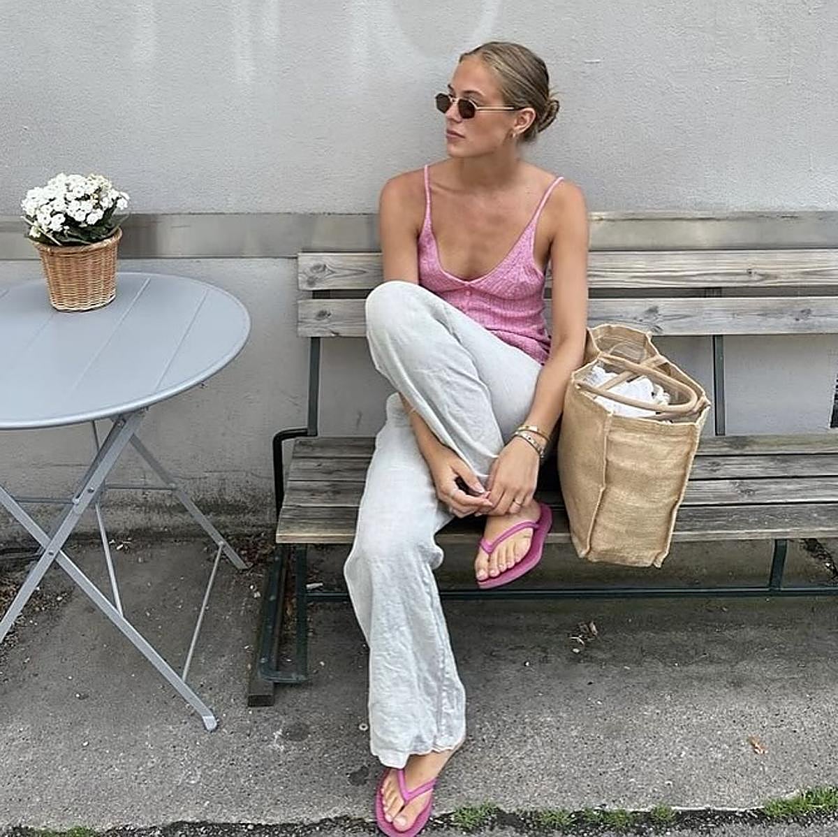 Look con chanclas para el día a día