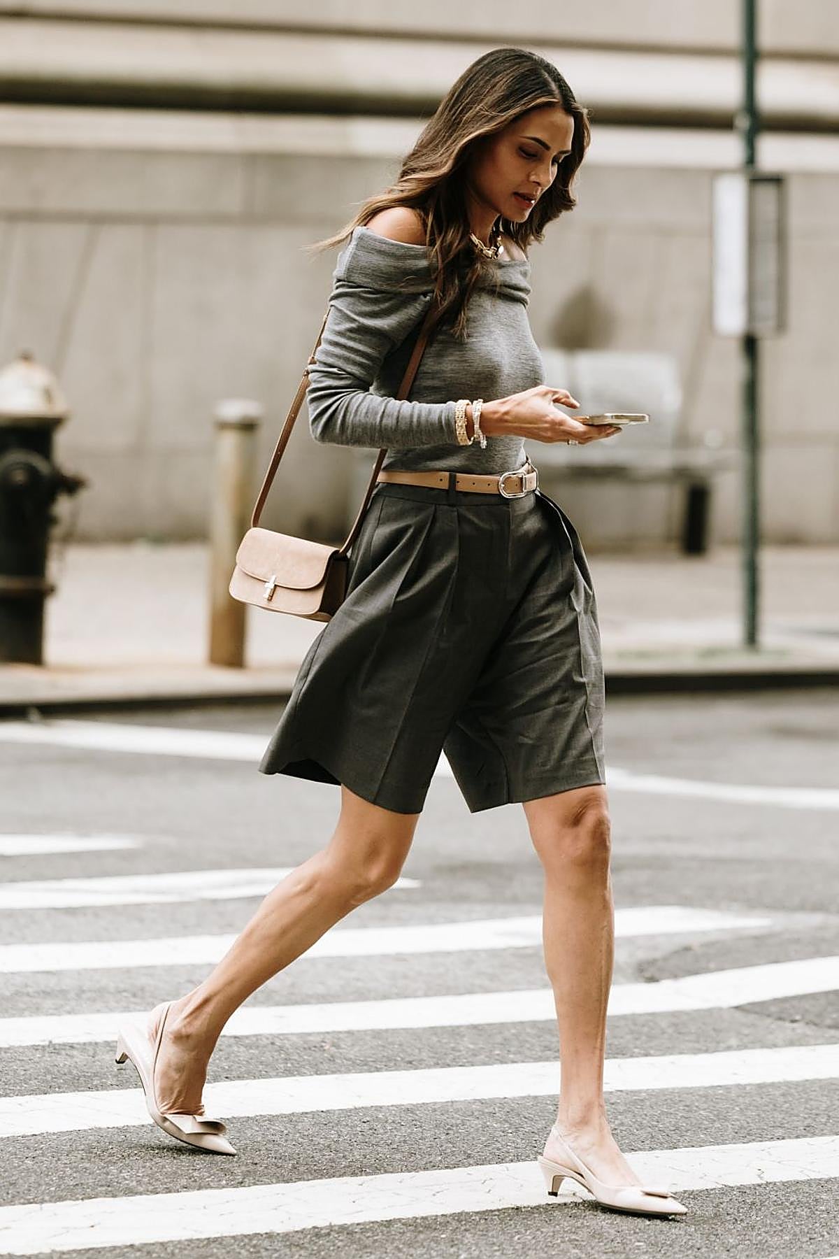 Un look de street style con bermudas.