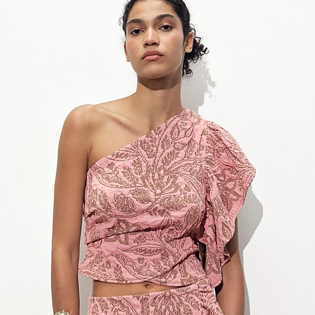 Top asimétrico de Zara (19,95 euros)