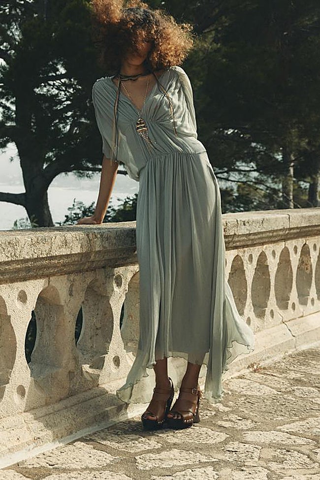 Vestido largo con pliegues.