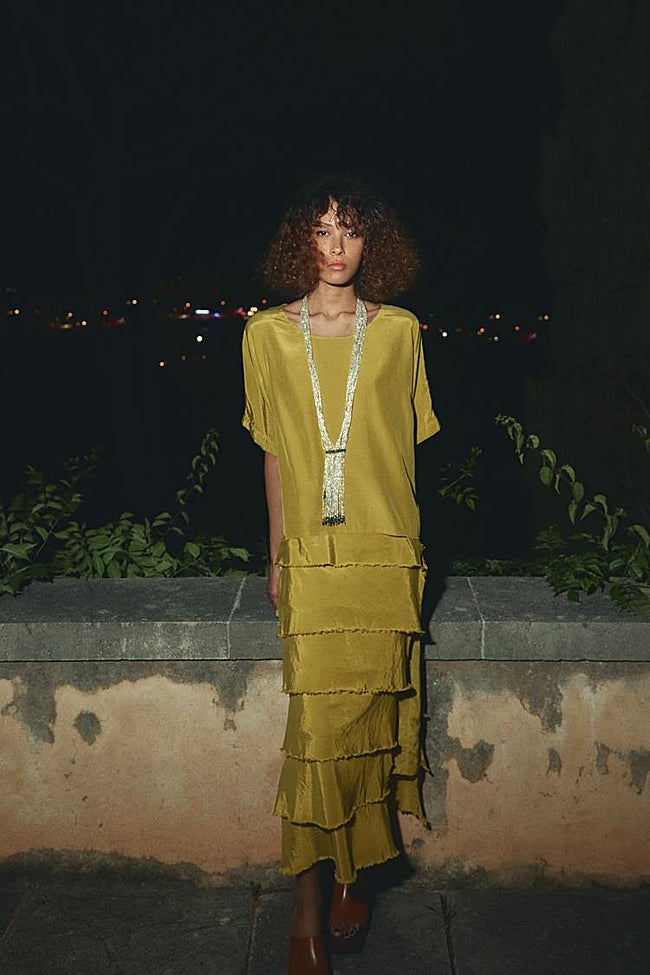 Vestido verde lima con volantes.