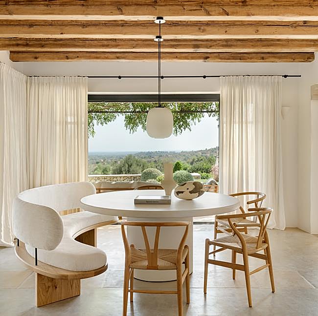 Villa mediterránea diseñada por Angel Martin Studio.