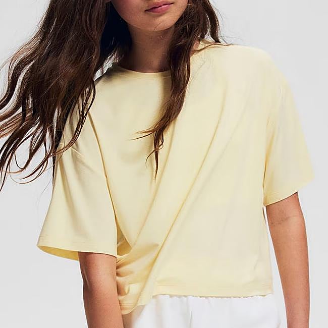 Camiseta amarillo pastel de H&M, 7,99 euros.