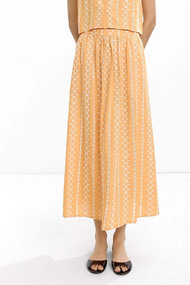 Falda naranja bordados.