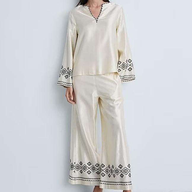Look bordado satinado con blusa túnica y pantalón