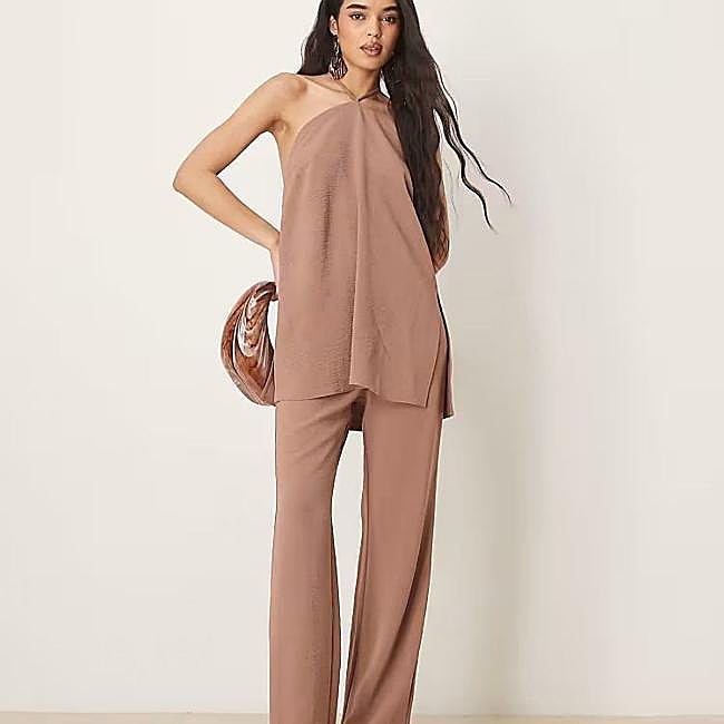 Look con top halter y pantalón fluido marrón