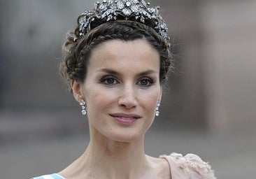 Un error de protocolo y críticas de la prensa europea: el look de invitada de la reina Letizia en la boda de Victoria de Suecia