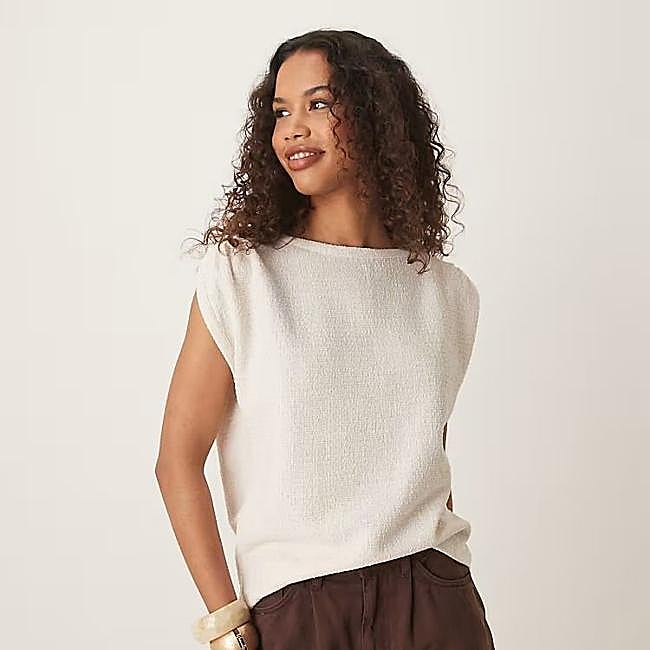 Top texturizado con hombros fruncidos