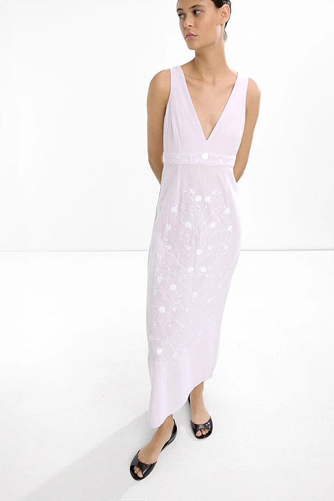 Vestido de tirantes y bordados.