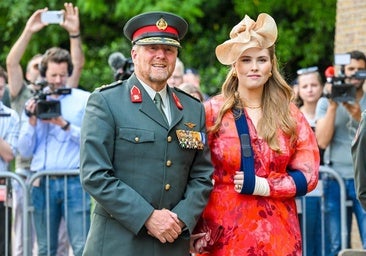 Amalia de Holanda reaparece tras su operación con el vestido de flores más bonito para el verano