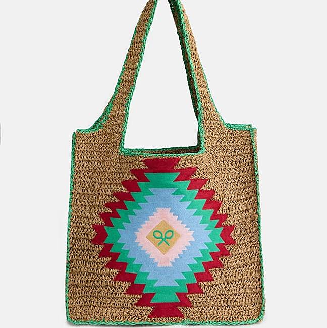 Capazo rafia bordado étnico colores de Silbon, 69,90 euros.