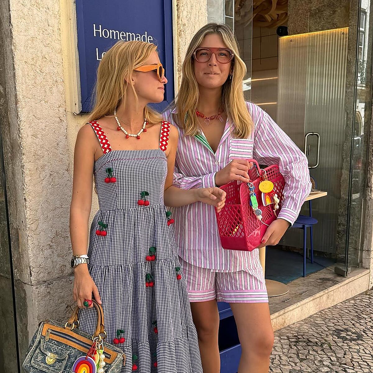 Capazos de colores brillantes, accesorios vibrantes de verano.