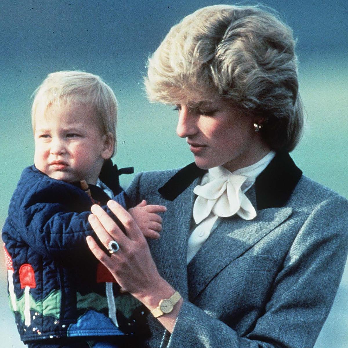 Una tierna estampa familiar de los príncipes de Gales y sus hijos.