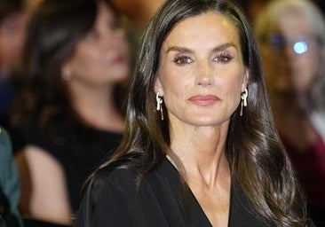 La reina Letizia transforma un mono negro básico con los pendientes made in Spain más elegantes y originales
