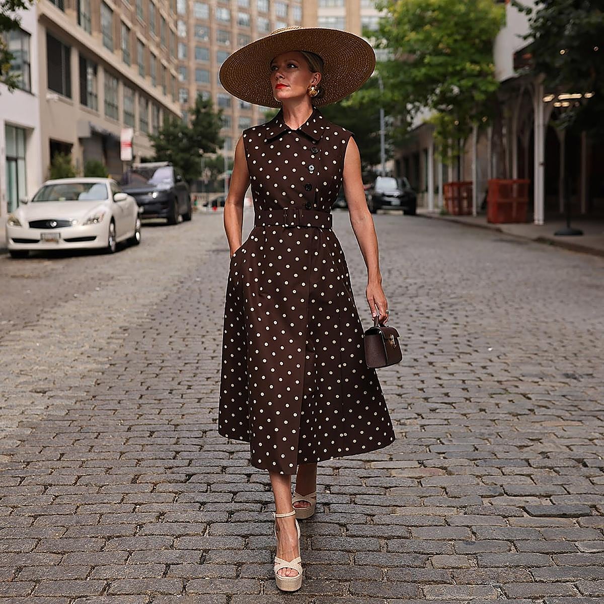 Un look de invitada con sandalias de plataforma.