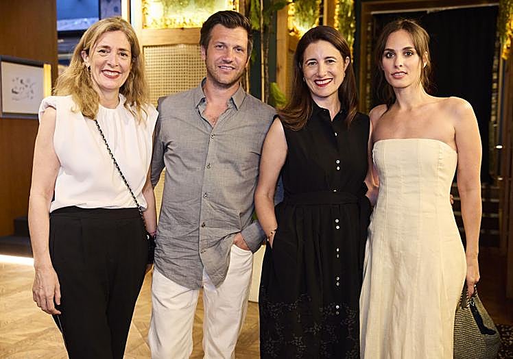 Ainhoa Bergés, directora de Marketing del Área de Lujo y Estilo de vida de Vocento; Spencer Ostrander, marido de la cantante norteamericana Sophie Auster, situada a la derecha de la imagen, y, entre ellos, Samary Fernández Feito, directora general del Área de Lujo y Estilo de Vida de Vocento.