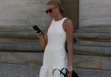 Influencer con vestido con cintura baja