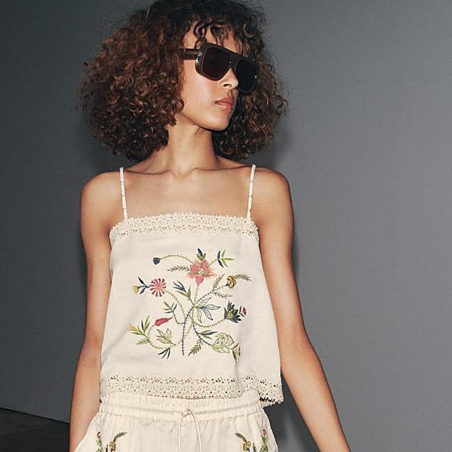 Top con bordados de Zara