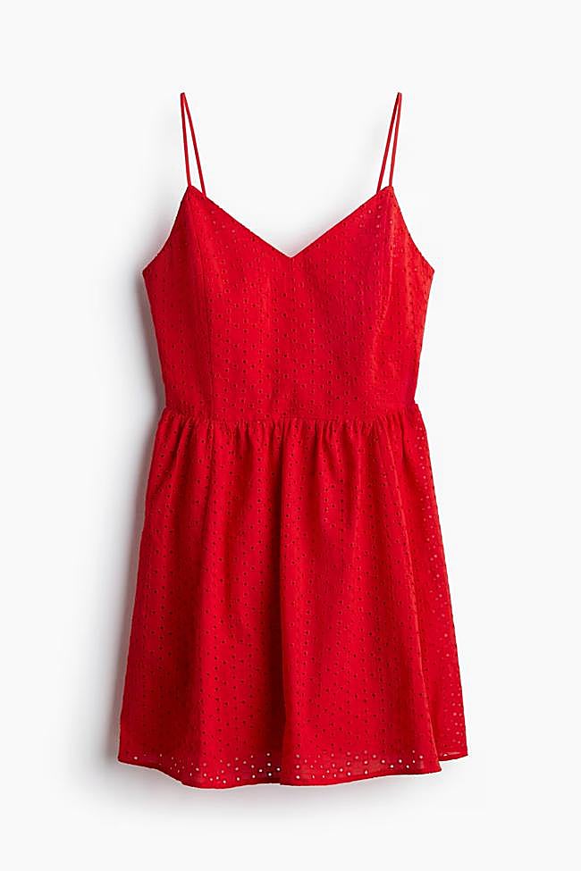 Vestido de tirantes espagueti con bordado inglés (29,99€)