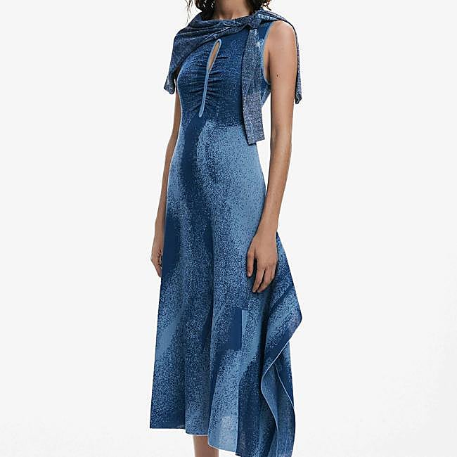 Vestido midi azul de Desigual, 71,40 euros.