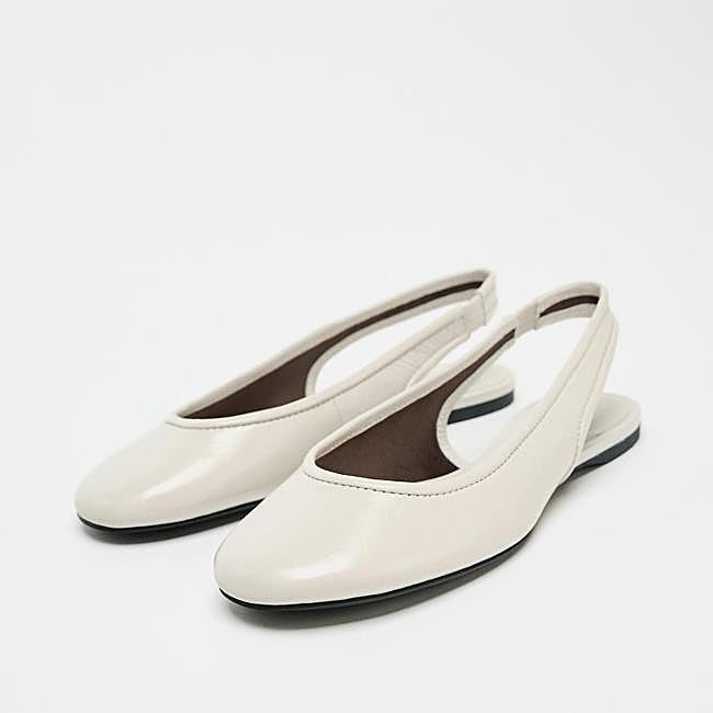 Zapato destalonado en blanco de Zara.