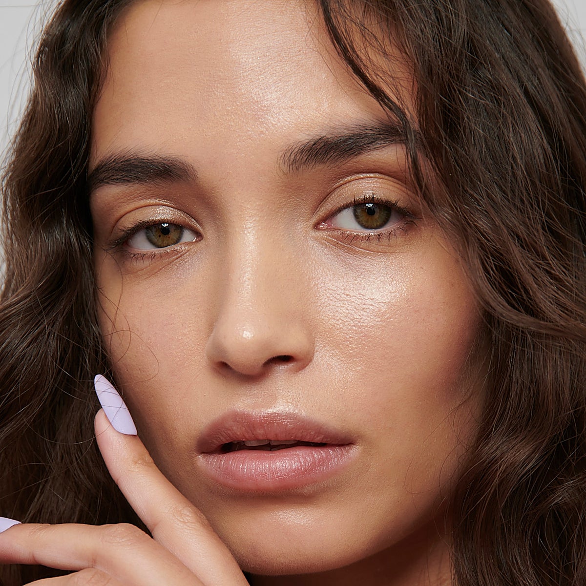 Modelo con la manicura lavanda.