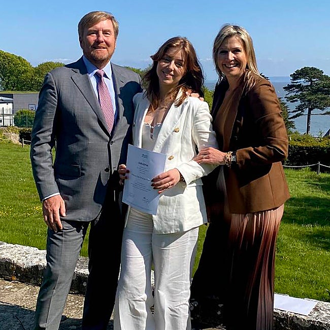 Los reyes de Holanda junto a Alexia en su graduación en el UWC.
