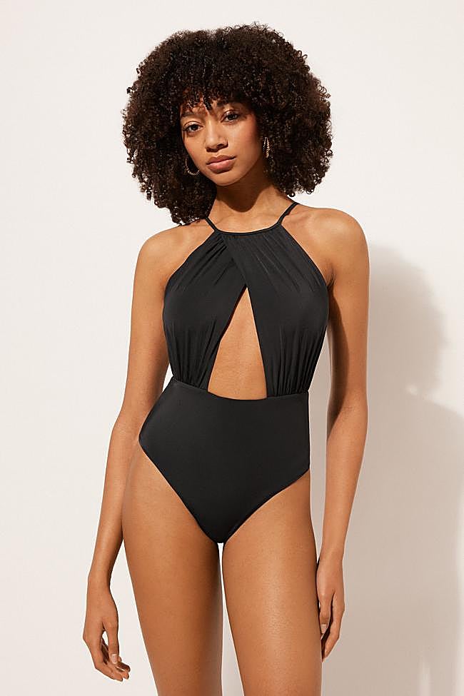 Bañador con cuello halter en negro de Calzedonia.