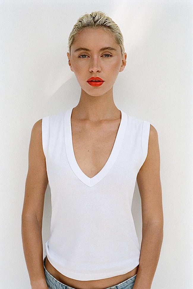 Camiseta escote pico.