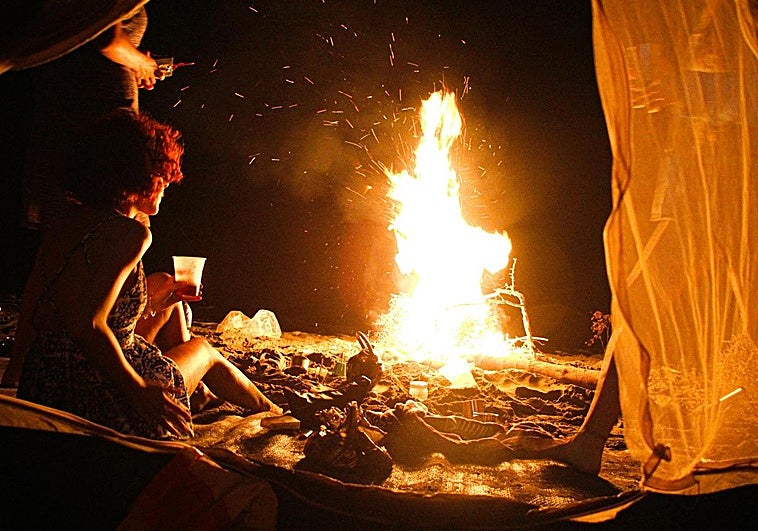 Hogueras en la playa, una de las tradiciones principales de la Noche de San Juan