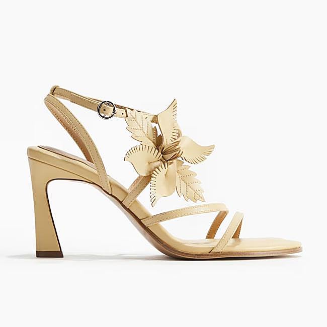 Sandalias con flor de H&M (39,99 euros)