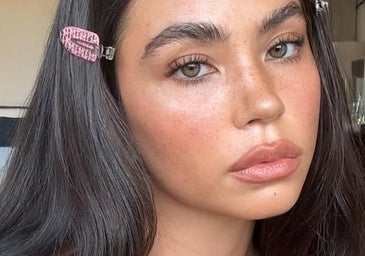 Influencer con cejas voluminosas