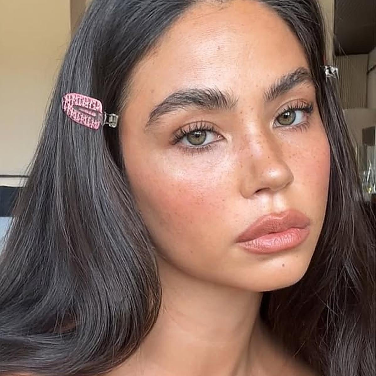 Influencer con cejas voluminosas