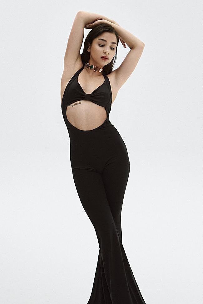 Mono cut-out de Sauvage y collar de Louis Vuitton. Para el maquillaje, barra Forever Skin Perfect y brillo de labios Dior Backstage Lip Glow Butter 101 Glazed Pink.